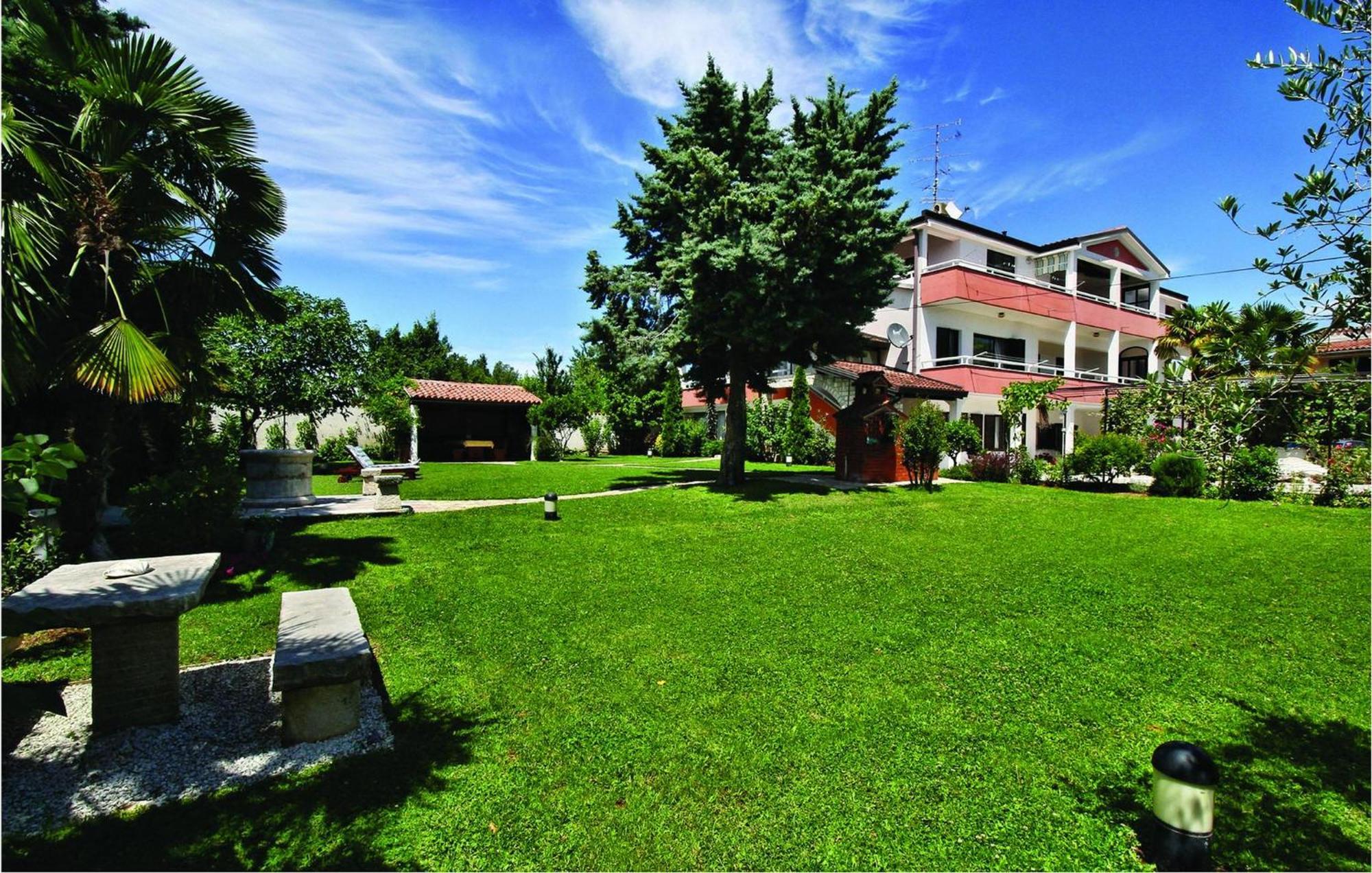 2 Bedroom Beautiful Apartment In Savudrija Exterior foto